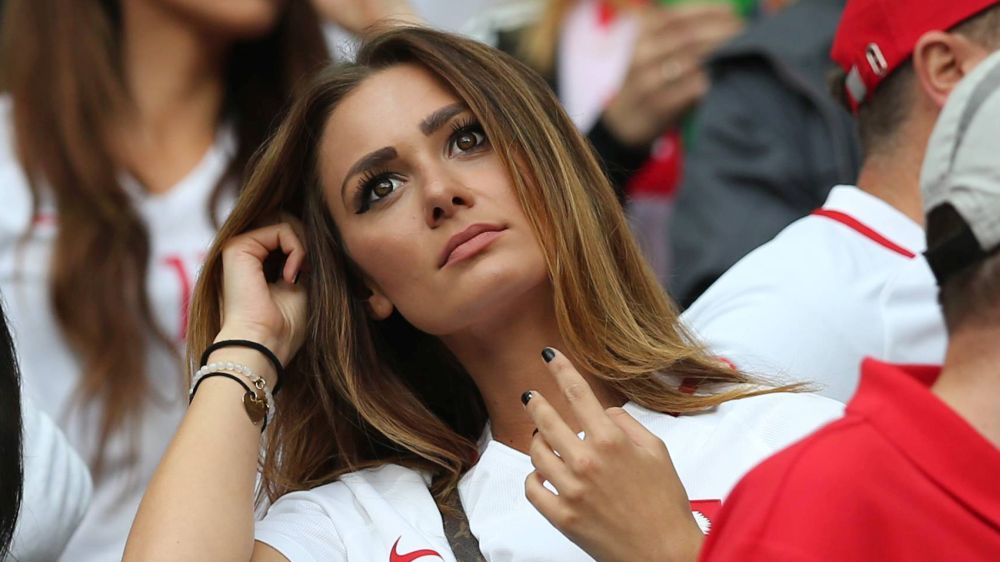 Zdjęcie okładkowe artykułu: Newspix / Tomasz Jastrzębowski/Foto Olimpik / Jessica Ziółek, dziewczyna Arkadiusza Milika, podczas meczu z Niemcami na Euro 2016