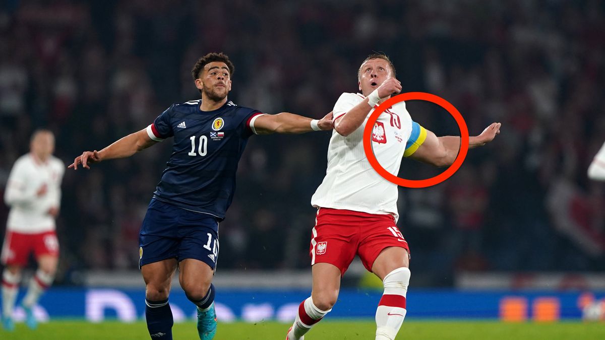 Kamil Glik i Che Adams walczą o piłkę podczas meczu Szkocja-Polska