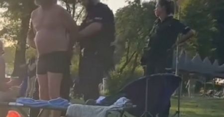 Policjanci wyprowadzili go w kąpielówkach. Szokujący powód