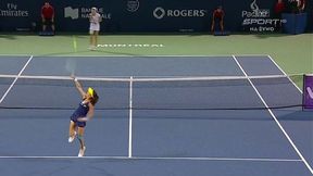 Niewiarygodna wymiana. Radwańska smeczuje... tyłem do siatki!