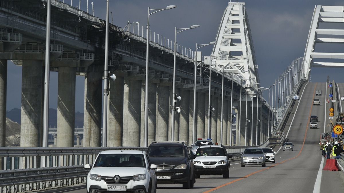 Most Krymski przez zniszczeniem