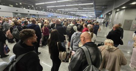 Czekali godzinami na odprawę paszportową. Tłumy na lotnisku w Polsce