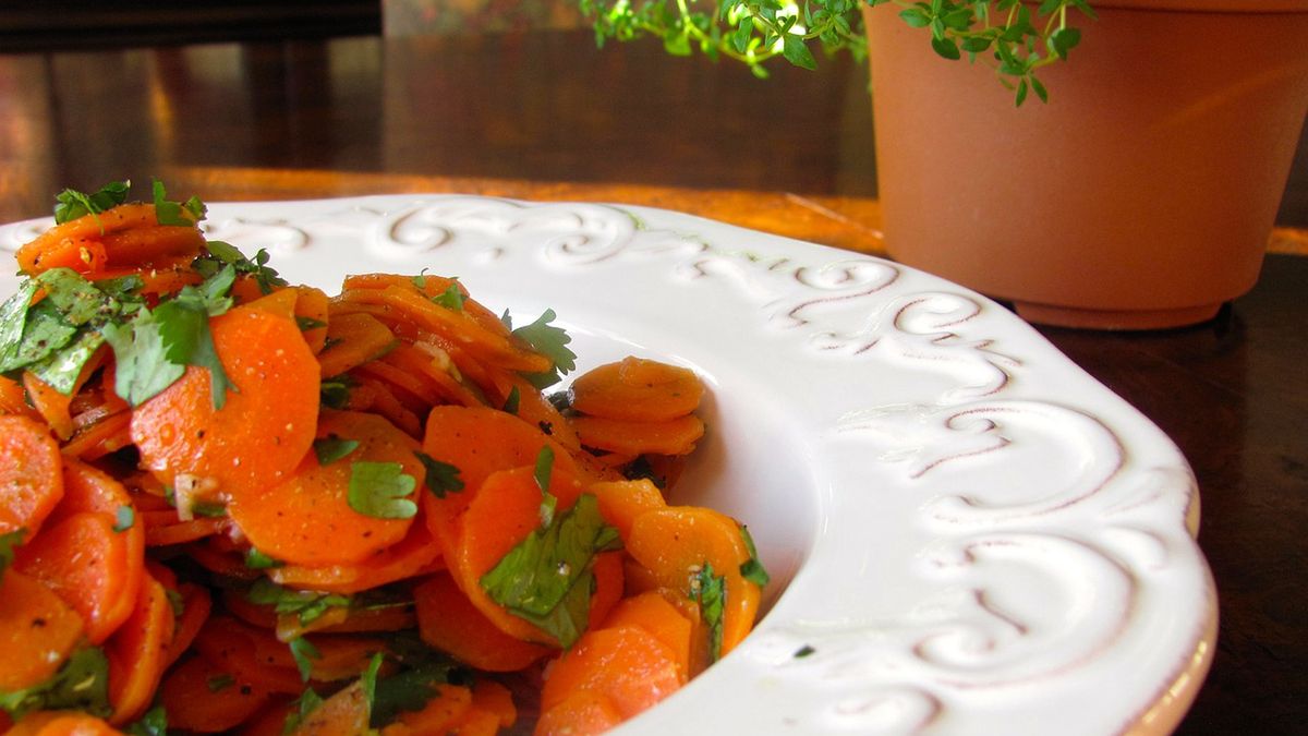 Gotowana marchew z dodatkiem soli, odsączona