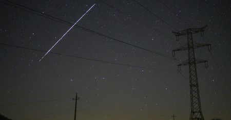 Starlink nad Polską. Nowe daty przelotów. Kiedy oglądać dziś? Tyle kosztuje internet od Elona Muska