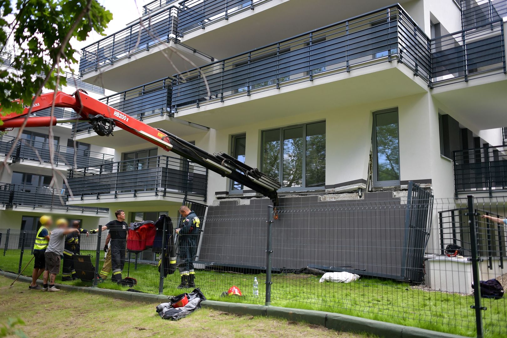 Warszawa. Wypadek na Białołęce. Na mężczyznę spadł balkon