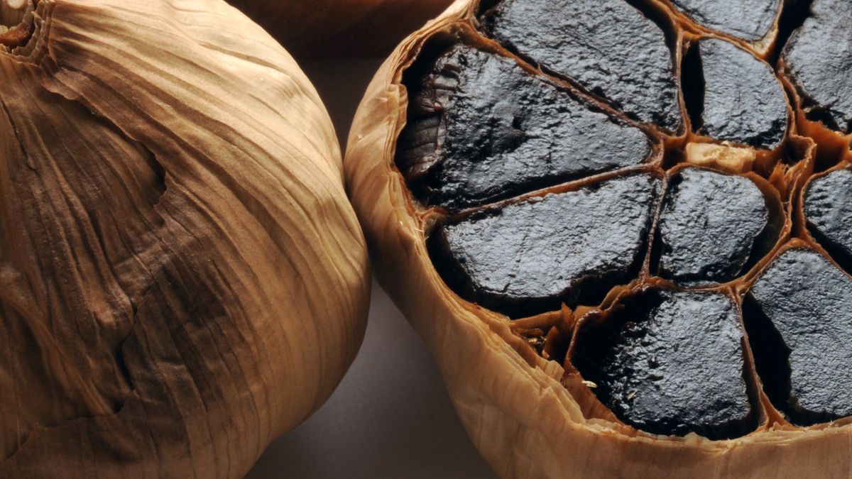 Czarny czosnek to fermentowana odmiana popularnej rośliny