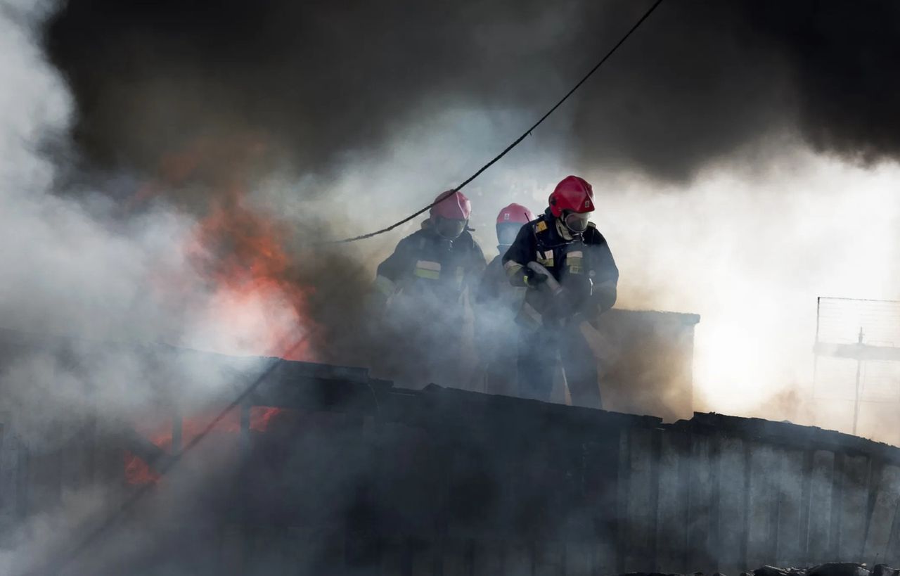 Sadowo: Ogromny pożar zakładu meblarskiego. Ewakuacja mieszkańców i całonocna akcja gaśnicza