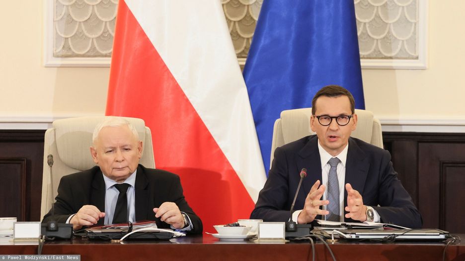 Rząd rzutem na taśmę wyciąga rękę do artystów 