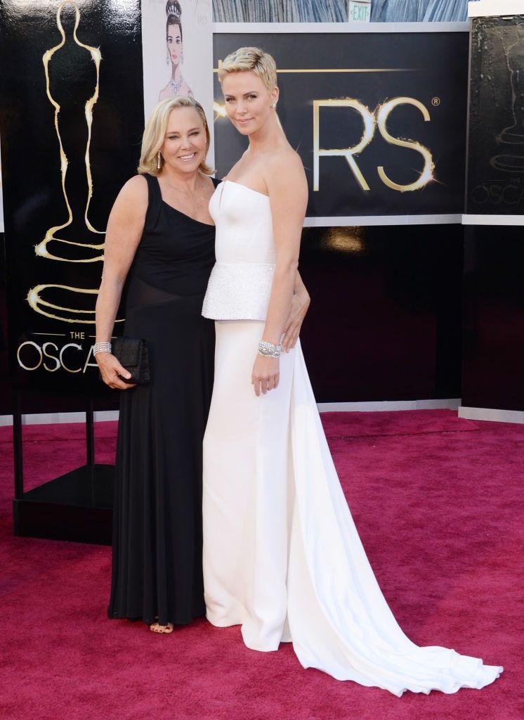 Charlize Theron z mamą
