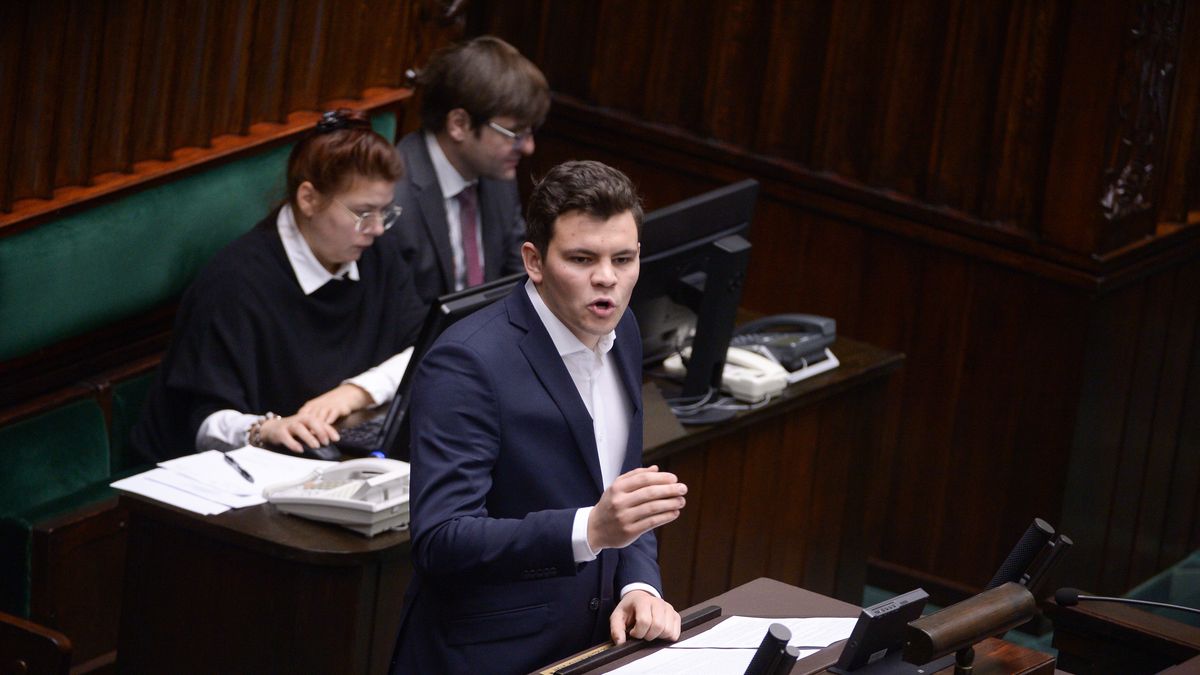 Warszawa, 29.11.2023. Poseł Polski 2050 Adam Gomoła przemawia na sali obrad Sejmu w Warszawie, 29 bm. Sejm wznowił obrady. Posłowie zajmą się m.in. obywatelskim projektem noweli ustawy o świadczeniach opieki zdrowotnej finansowanych ze środków publicznych - wprowadzającym finansowanie procedury in vitro. (mr) PAP/Marcin Obara ***Zdjęcie do depeszy PAP pt. Sejm wznowił obrady***
