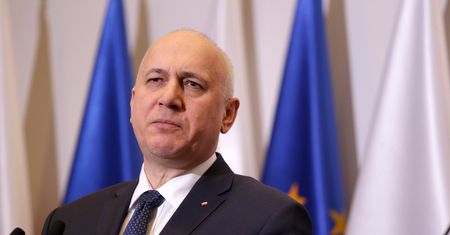 "Prymitywny wpis". Sienkiewicz oburzony tweetem Brudzińskiego