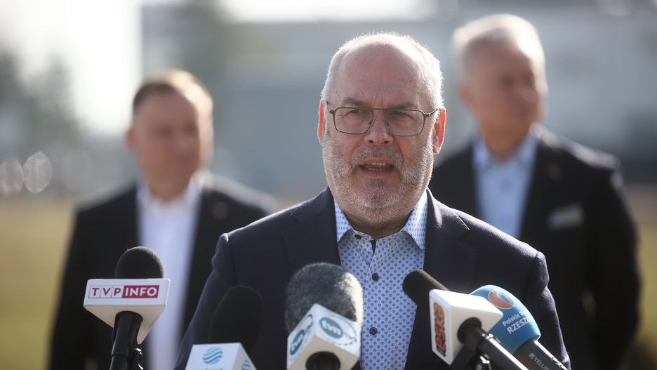 Alar KarisJasionka, 14.04.2022. Prezydent Estonii Alar Karis (C) podczas wsp�lnej konferencji prasowej z prezydentami: Polski Andrzejem Dud�, Litwy Gitanasem Naused� i �otwy Egilsem Levitsem na lotnisku w Jasionce k. Rzeszowa, 14 bm. Prezydenci Polski i pa�stw ba�tyckich odbyli wizyt� w Kijowie, gdzie m.in. spotkali si� z prezydentem Ukrainy Wo�odymyrem Ze�enskim. (jm) PAP/�ukasz G�gulski�ukasz G�gulskido Kijowa, konferencja, lotnisko, podr�, powr�t, prezydenci, zagraniczna