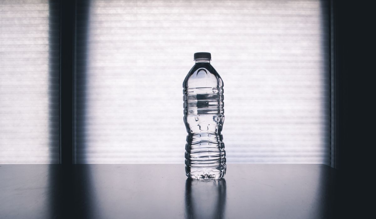 Ewa Wachowicz przestrzega przed wodą w plastikowej butelce (Pexels)