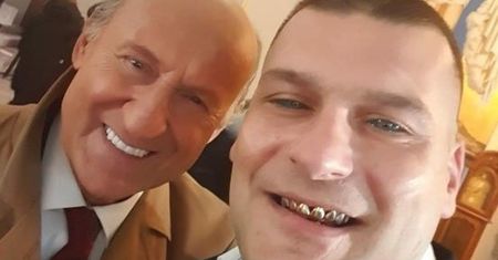 Popek i Piotr Fronczewski SZCZERZĄ ZĘBY do zdjęcia. "Od razu wiadomo, czyj uśmiech droższy"