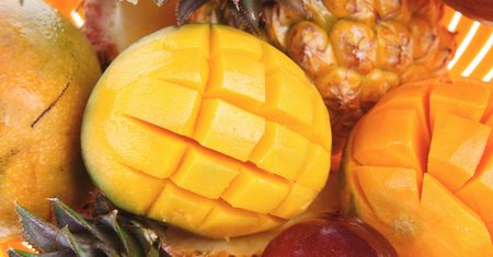 Jak jeść mango – historia i pochodzenie mango, źródło witamin, właściwości mango, zastosowanie mango w kosmetyce, zastosowanie mango w kuchni, jak wybrać najlepszy owoc