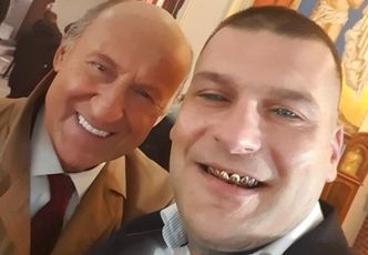 Popek i Piotr Fronczewski SZCZERZĄ ZĘBY do zdjęcia. "Od razu wiadomo, czyj uśmiech droższy"