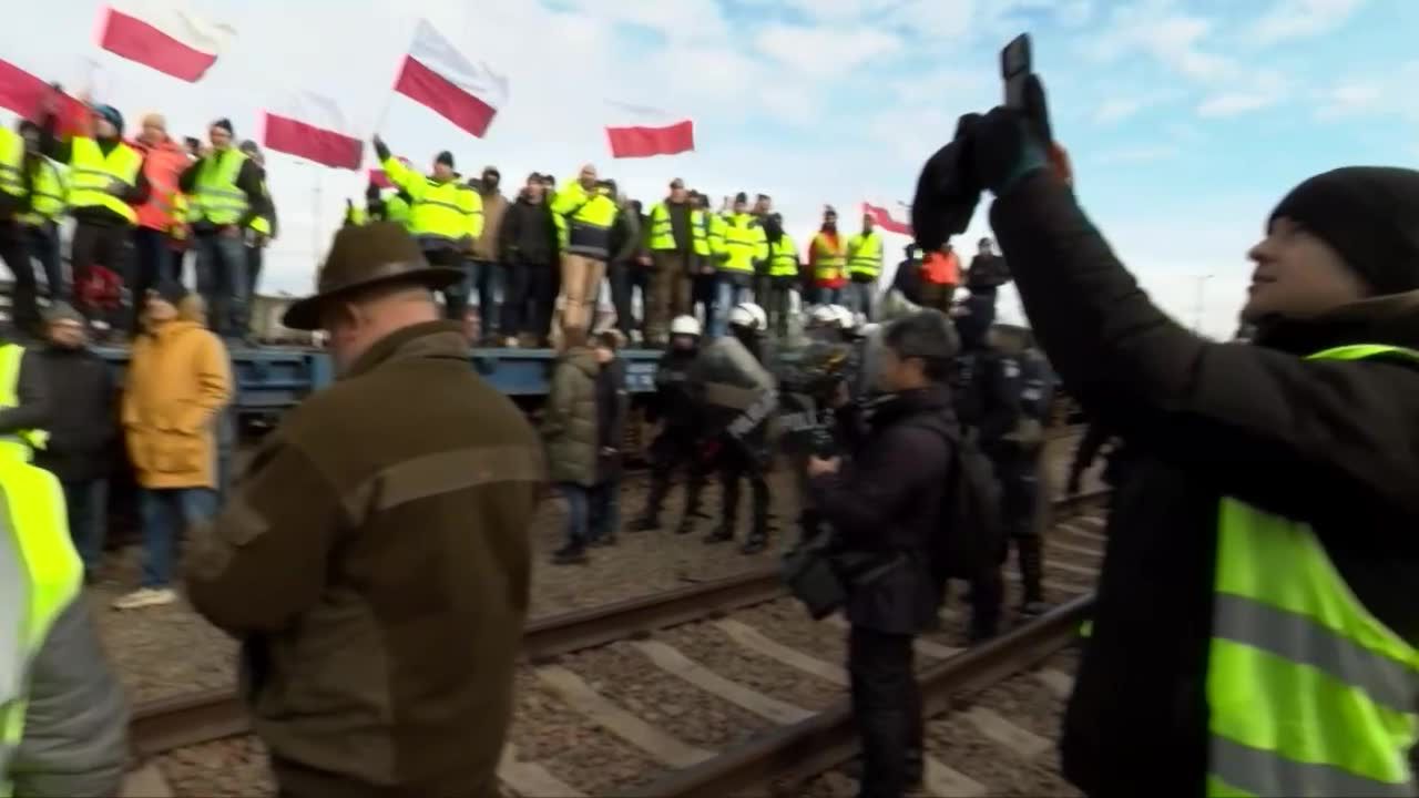 Protestujący rolnicy wysypali ukraińskie zboże na tory