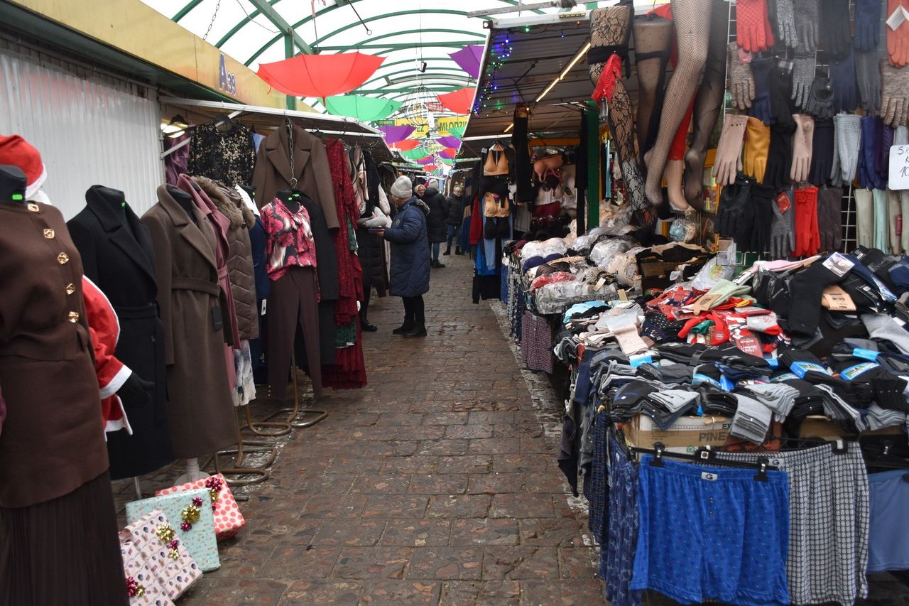 Kalisz: Rynek przy "Tęczy" funkcjonuje w nowych realiach. Zobaczcie jak zmieniło się to miejsce