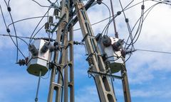 Rybna. Wszedł na słup energetyczny i poraził go prąd. 17-latek w ciężkim stanie