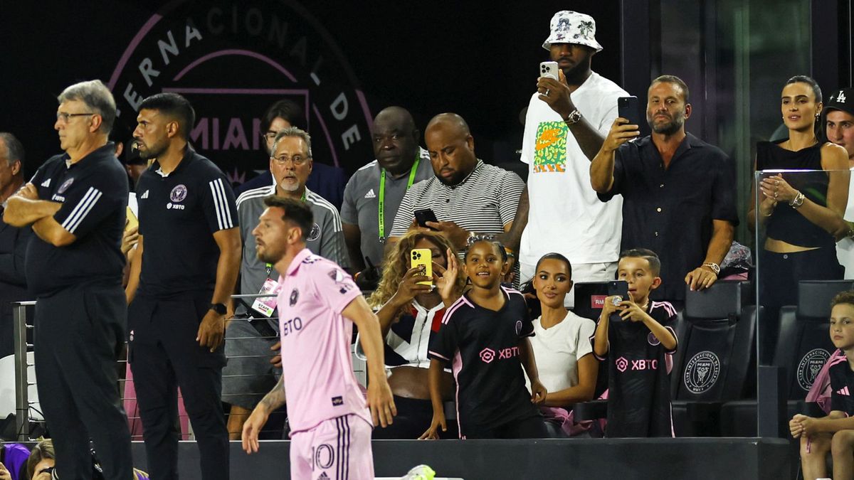 Lionel Messi szykuje się do wejścia na boisko, w tle min: LeBron James, Serena Williams i Kim Kardashian