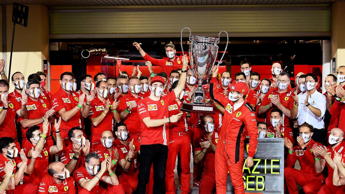 Zdjęcie okładkowe artykułu: Materiały prasowe / Ferrari / Na zdjęciu: pożegnanie Sebastiana Vettela z Ferrari