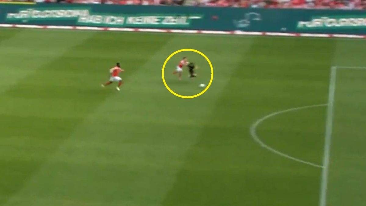 Twitter / ELEVENSPORTSPL / Na zdjęciu: faul Nebela na Kamińskim