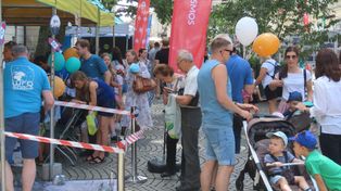 Centrum Nauki Keplera ma już dziesięć lat. Dziś jego pracownicy działali na zielonogórskim deptaku podczas Pikniku Naukowego