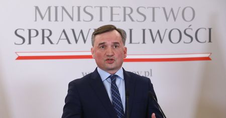 Ziobro idzie na wojnę z UE? Sędzia TK: to ośmiesza Polskę