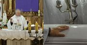 PIJANY ksiądz odprawiał pogrzeb noworodka. Skandaliczne słowa duchownego: "Aniołek śpi, to JA TEŻ SPAŁEM…"