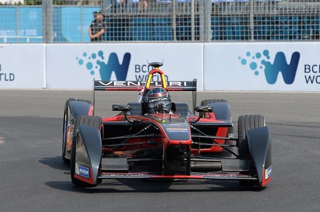 Heidfeld w bolidzie Formuły E na torze ulicznym w Pekinie (fot. AFP)