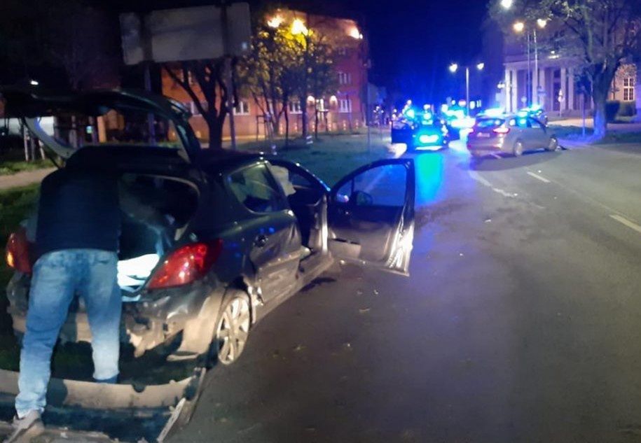 Śląskie. 26-letni kierowca peugeota, który nie zatrzymał się do kontroli w Częstochowie, taranował radiowozy. 