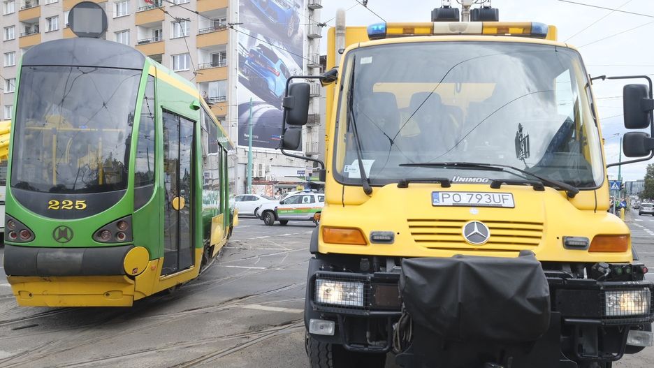 ULICA GLOGOWSKA , WYKOLEJENIE TRAMWAJU