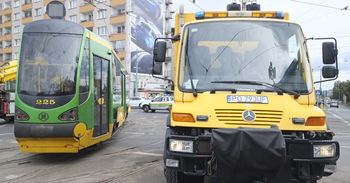 Wykolejenie tramwaju w Poznaniu. Utrudnienia na ulicy Towarowej. MPK Poznań wprowadziło objazdy