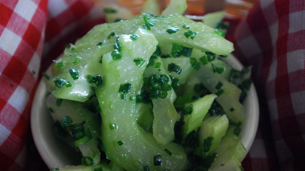 Gotowany seler naciowy z dodatkiem soli, odsączony