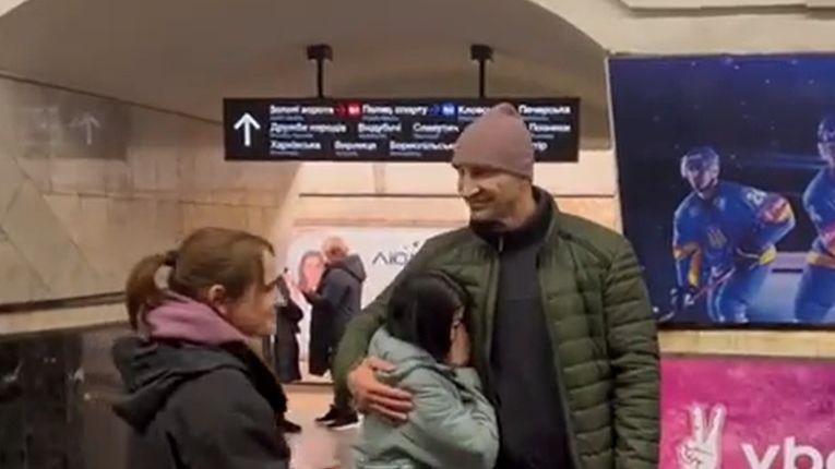 Bracia Kliczko zeszli do kijowskiego metra by pocieszyć rodaków