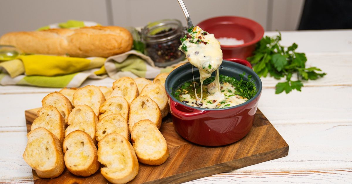 Wkładam ser pleśniowy i bagietkę do piekarnika. Lepszej przekąski na zimowe wieczory nie znajdziesz