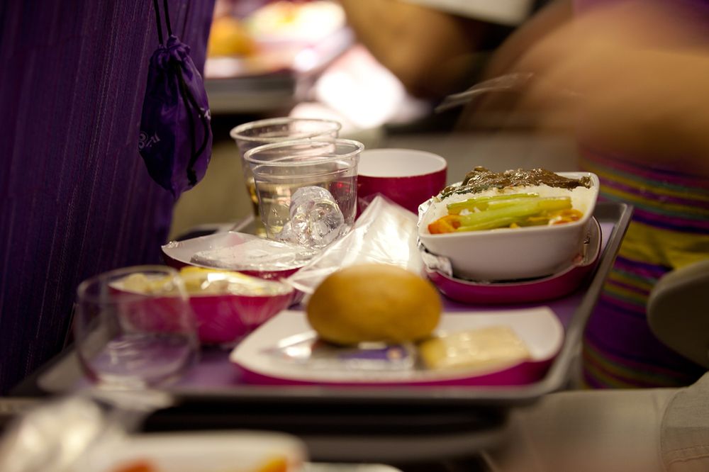 Zajmuje się recenzowaniem jedzenia podawanego w samolotach. Czym nas tam karmią?