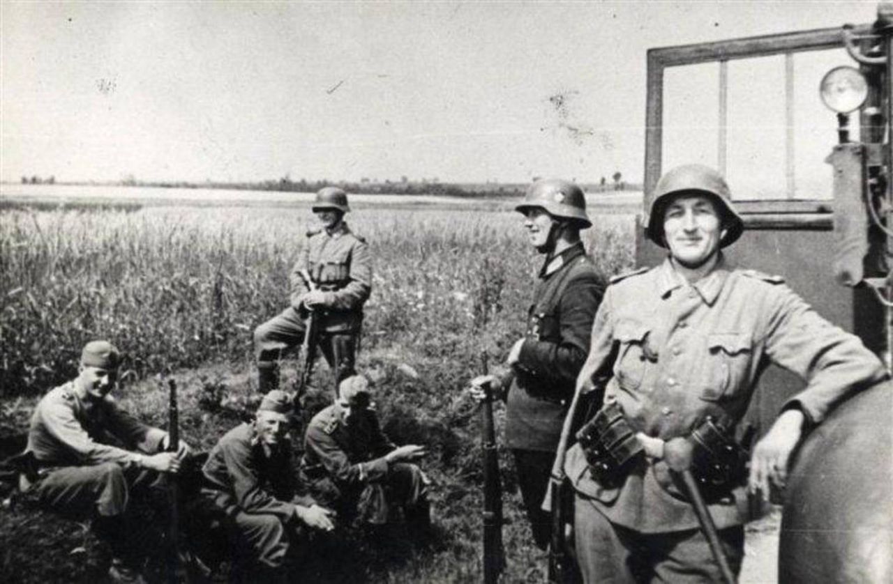 W czasie wojny na tereny okupowane przez Trzecią Rzeszę, oprócz wojska i funkcjonariuszy SS, trafia umundurowana policja porządkowa. W większych miastach to policja ochronna, na wsiach – żandarmeria