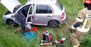 Samochód osobowy uderzył w barierę energochłonną i wypadł z drogi