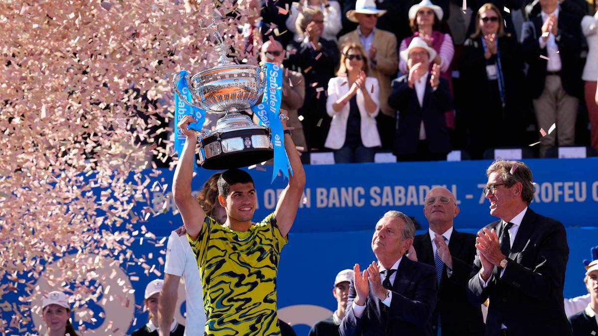 PAP/EPA / Alejandro Garcia / Na zdjęciu: Carlos Alcaraz, mistrz Barcelona Open Banc Sabadell 2023
