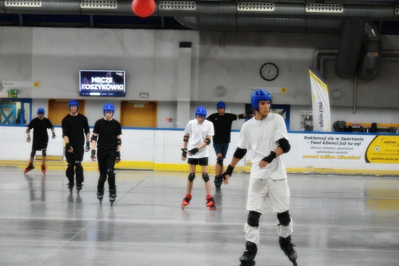 Wrocławscy uczniowie na WF jeżdżą na rolkach