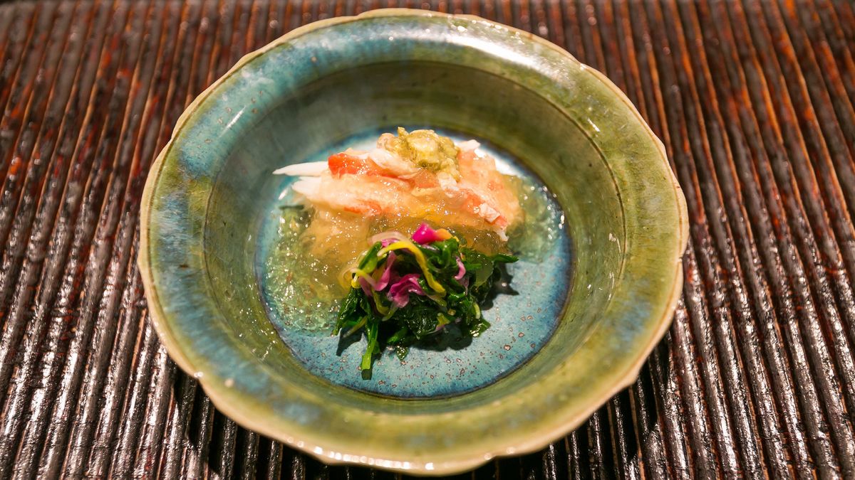 Gotowany złocień wieńcowy z dodatkiem soli, odsączony