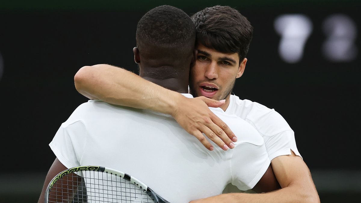 PAP/EPA / Adam Vaughan / Na zdjęciu: Carlos Alcaraz i Frances Tiafoe (tyłem)