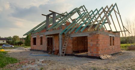 Budowa domu. Czy wiosną 2023 roku czeka nas spadek kosztów?
