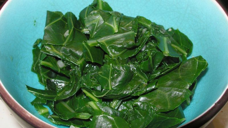 Gotowana kapusta pastewna z dodatkiem soli, odsączona