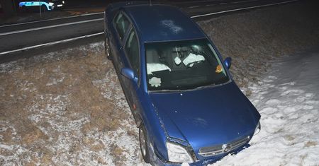 Pijany 18-latek wjechał autem do rowu. Wcześniej zabrał kluczyki znajomemu