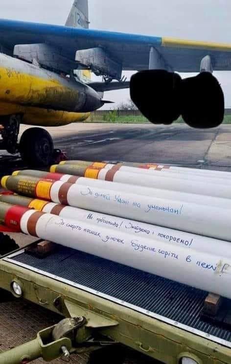 Ukraiński samolot szturmowy Su-25 podczas załadunku rakiet Zuni.