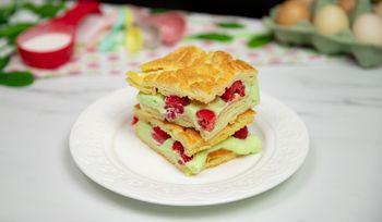 Karpatka z zielonym kremem zachwyci każdego. Na jednej porcji na pewno się nie skończy