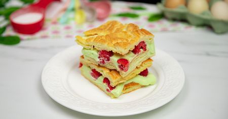 Karpatka z zielonym kremem zachwyci każdego. Na jednej porcji na pewno się nie skończy