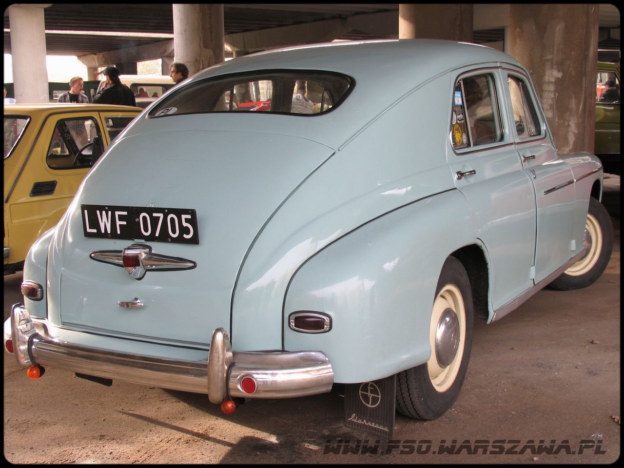 W wersji produkowanej w latach od 1951 do maja 1957 r. Warszawa M-20 (podobnie jak jej pierwowzór: GAZ M-20 Pobieda) posiadała kierunkowskazy zintegrowane ze światłami pozycyjnymi — białe z przodu i czerwone z tyłu oraz centralną lampę STOP. Dlatego wielu właścicieli tych samochodów montowało do nich po zmianie przepisów dodatkowe światła kierunku jazdy barwy pomarańczowej.